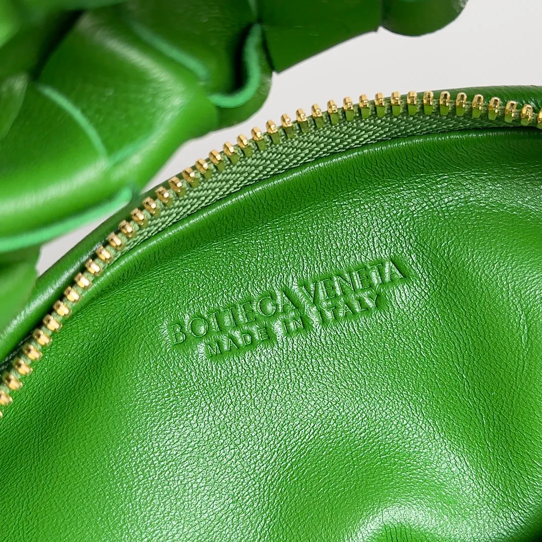 Batch 1120 Bottega veneta͙.——- The latest woven knotted hobo🔥 The top-grade lambskin leather is very soft, the bag shape is unique, practical and durable. It retains the traditional woven elements while being a little more flamboyant ~ Made of hand-woven sheepskin, zipper opening and closing, curved seamless structure, effortless to match. Highly recommended⚠️⚠️⚠️ The most high-end in the market🌈 Welcome to compare [Factory complete package] size: 23x15x5cm.   Model: 651876